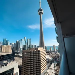 Apartment 300 Front Suites - Two Beds With Free Parking, Toronto